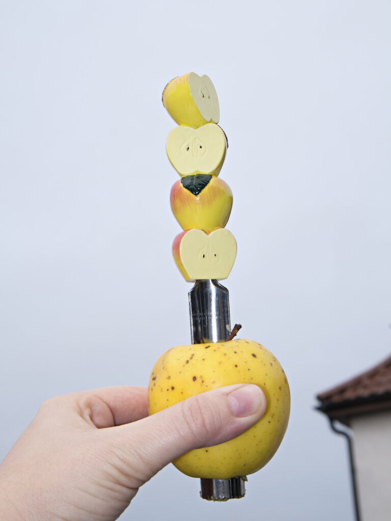 Apfel wird mit einem Ausstecher entkernt