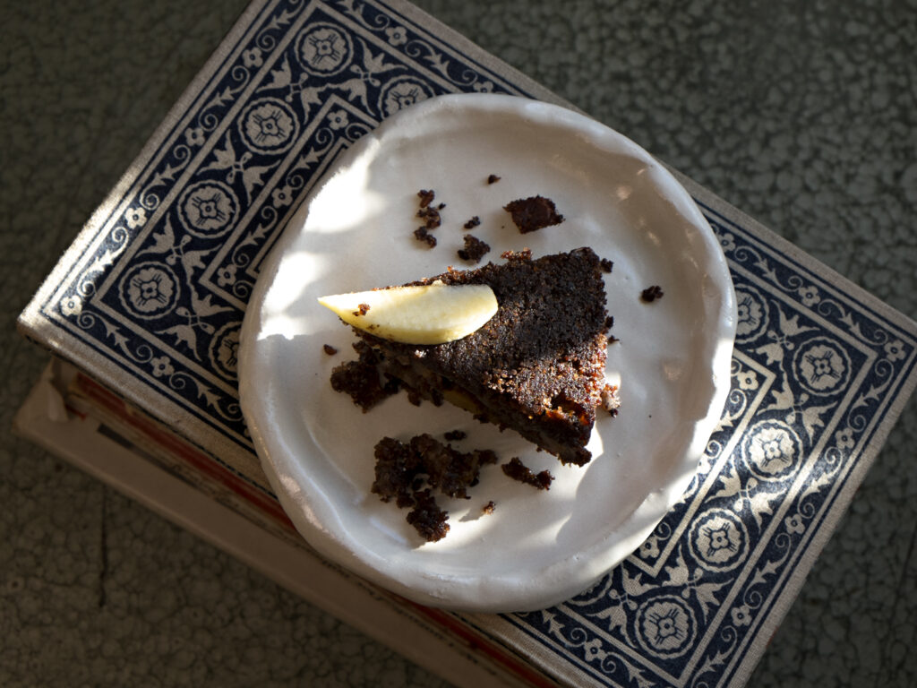 Ein Stück Schwarzbrot-Apfel-Charlotte angerichtet mit Apfelscheibe