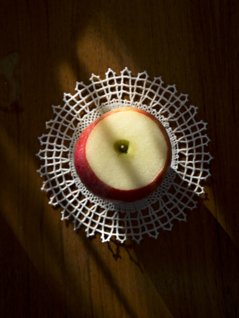 angeschnittener Apfel im Gegenlicht