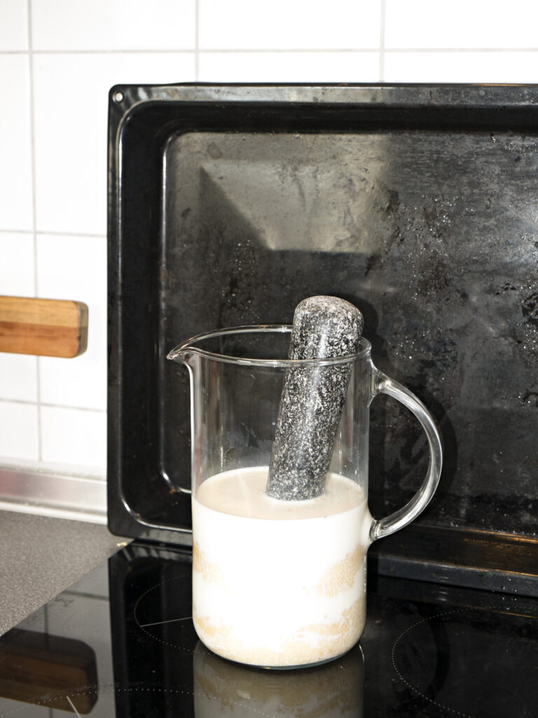 Kaiserbrötchen in Milch, mit einem Mörser beschwert