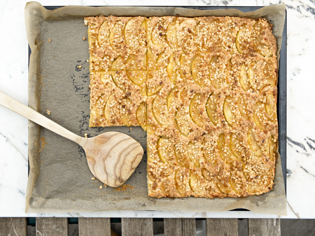 Angeschnittener Apfelkuchen auf Blech