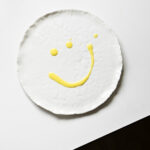 Chaudeau als Smiley angerichtet auf Porzellanteller