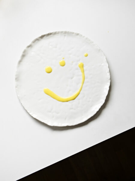 Chaudeau als Smiley angerichtet auf Porzellanteller