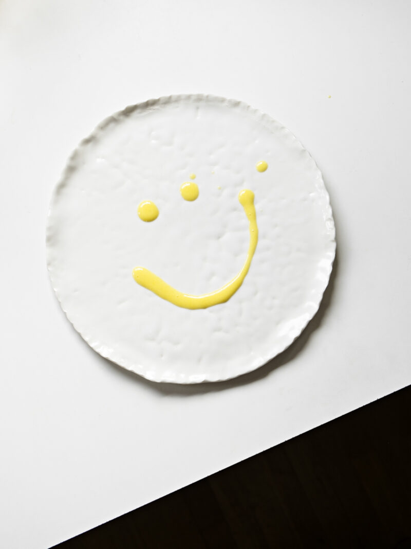 Chaudeau als Smiley angerichtet auf Porzellanteller
