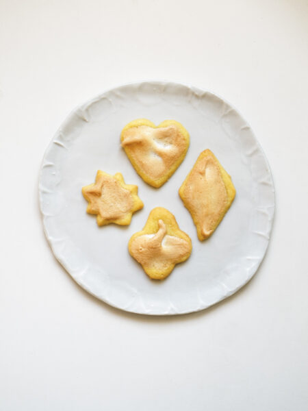Eierplätzchen auf handgemachtem Porzellanteller