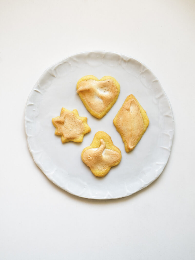 Eierplätzchen auf handgemachtem Porzellanteller