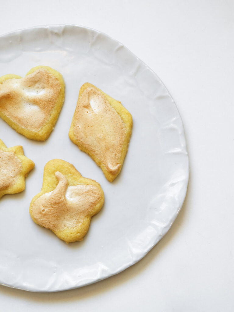 Eierplätzchen mit Eischnee-Häubchen in Stern-, Rauten-, Kreuz- und Herzform