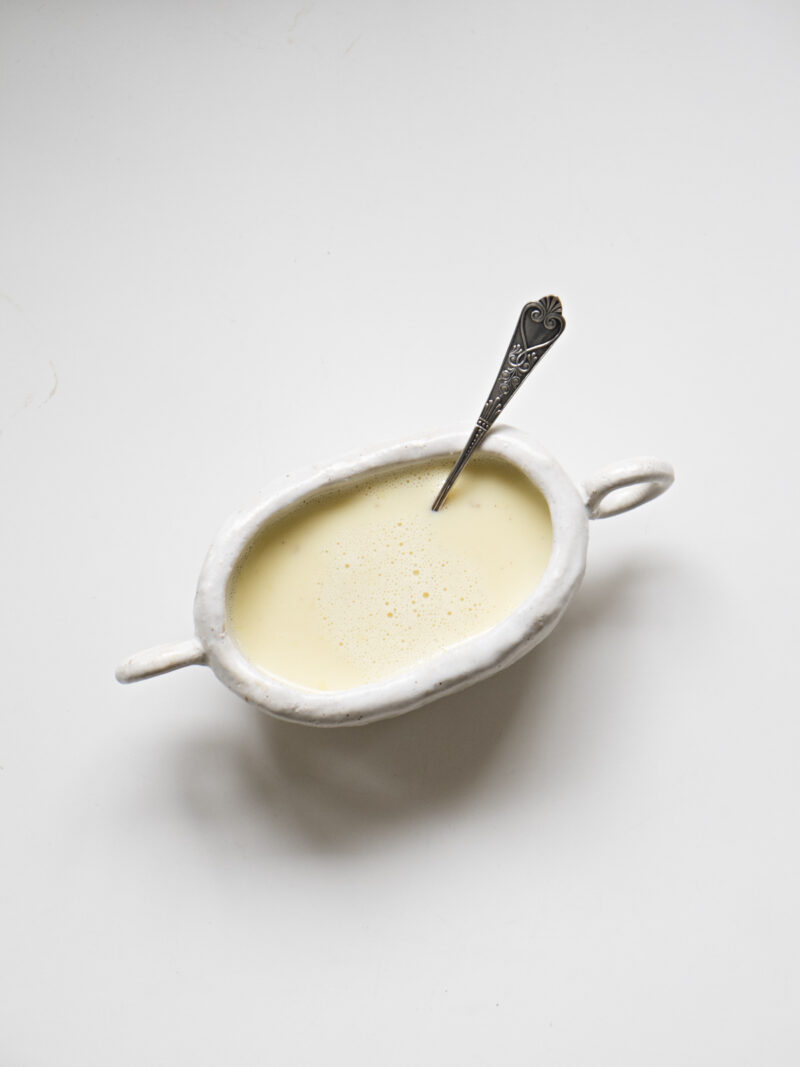 Einfache Vanillesoße in handgemachter Sauciere