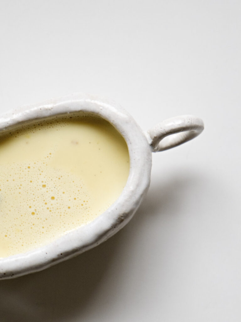 Nahaufnahme Vanillesauce in handgemachter Sauciere