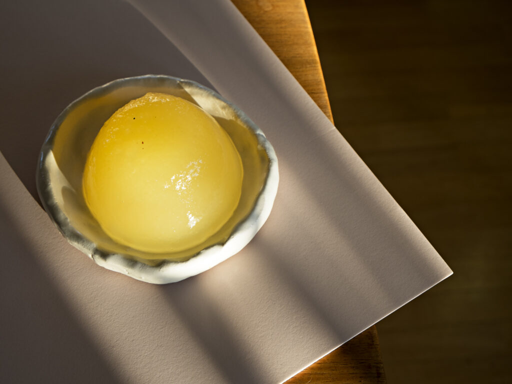 Runder Apfel-Wackelpudding im Gegenlicht