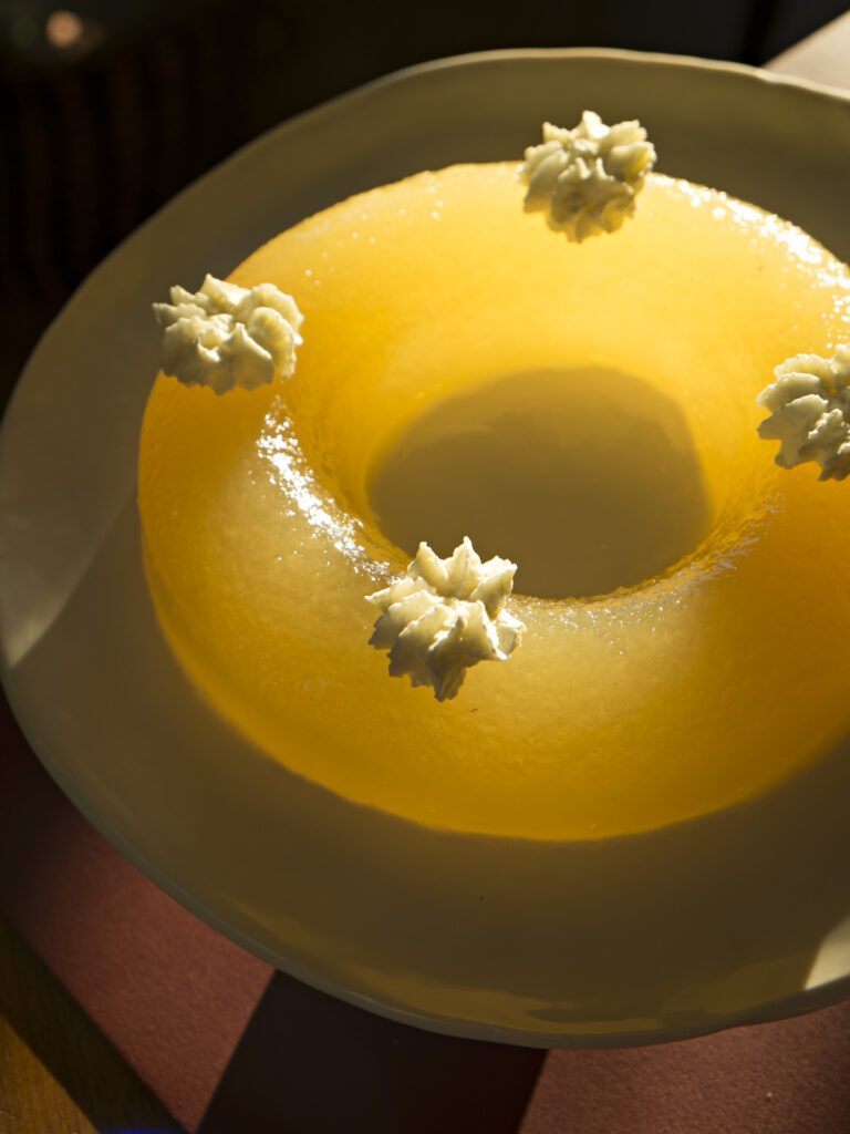 Ringförmiger Apfelwackelpudding mit vier Schlagesahnehäubchen
