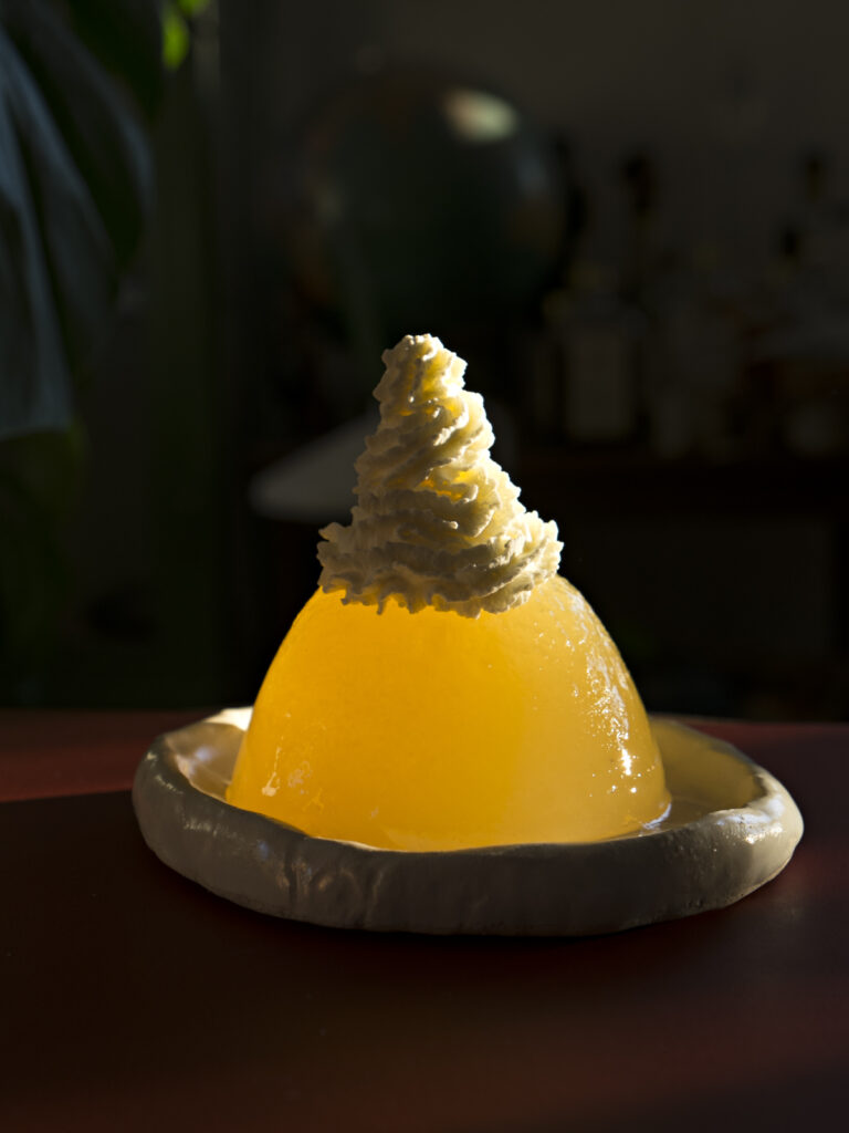 Runder Apfel-Wackelpudding vom Gegenlicht beleuchtet