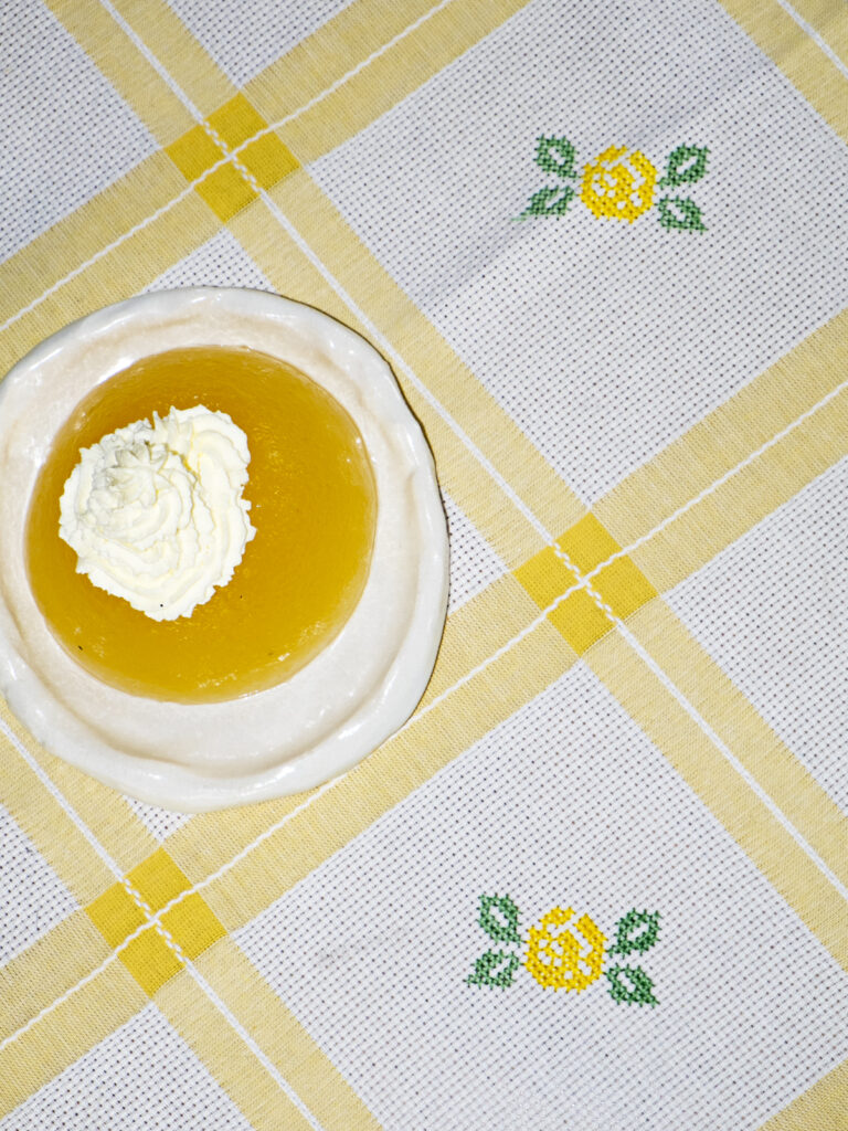 Apfel-Wackelpudding mit Schlagsahne
