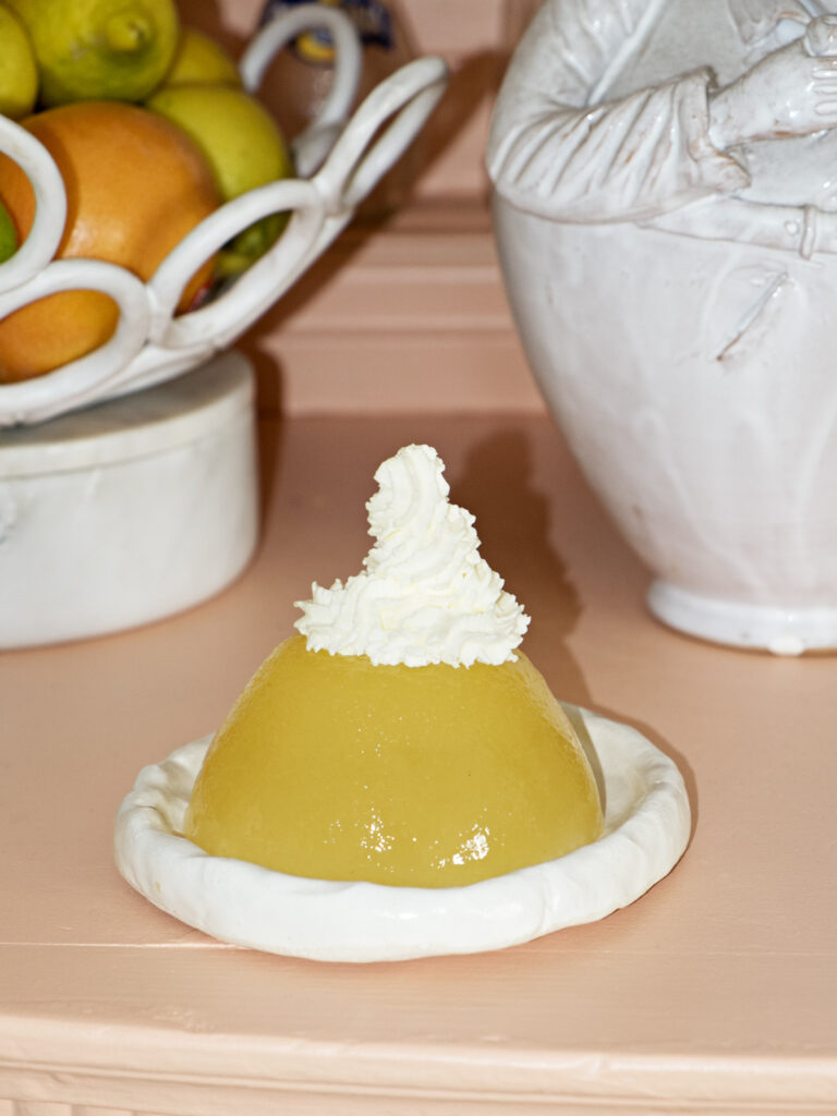 Eine Portion kalte Apfelspeise mit Schlagsahnehaube