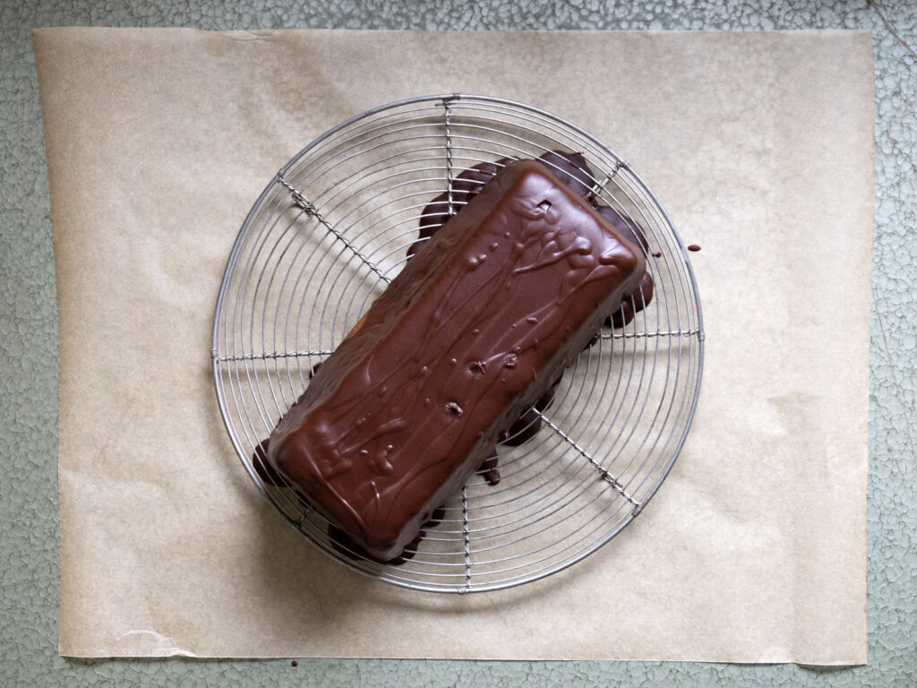 Kastanienkuchen mit Schokoladenglasur auf Abkühlgitter