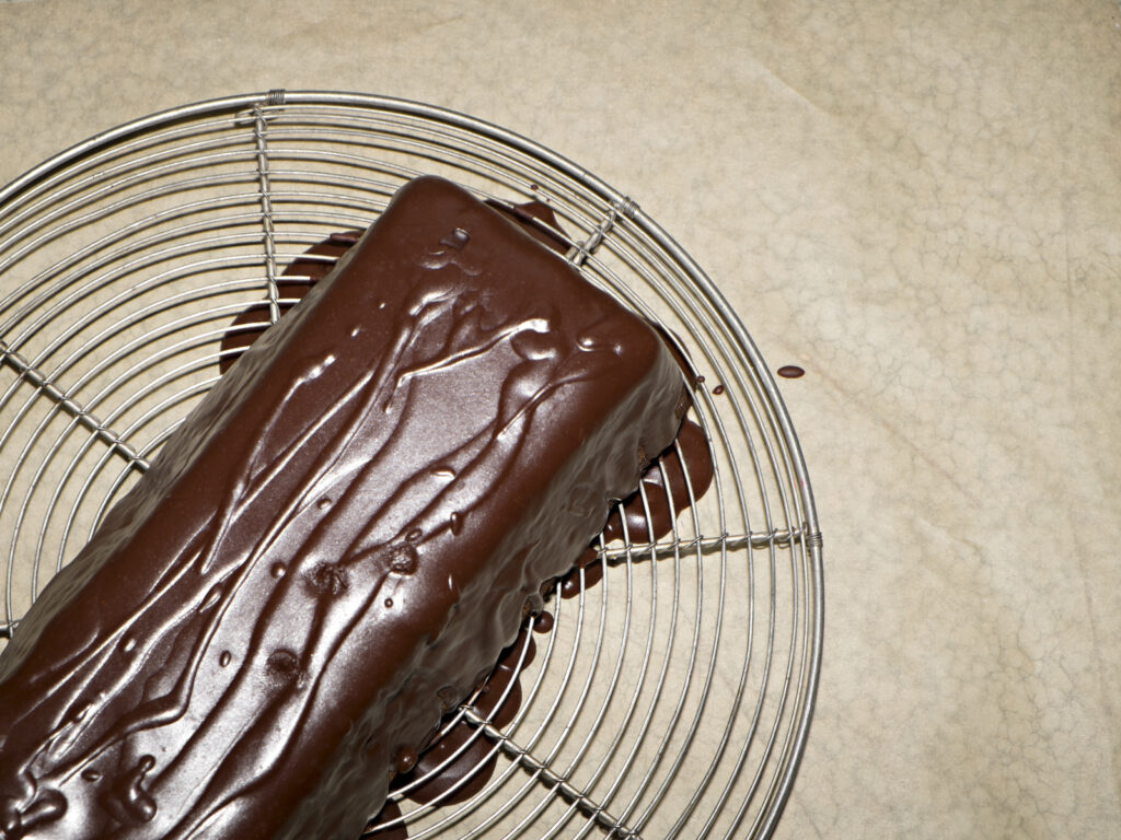 Frische Schoko-Butter-Glasur auf Maronenkuchen