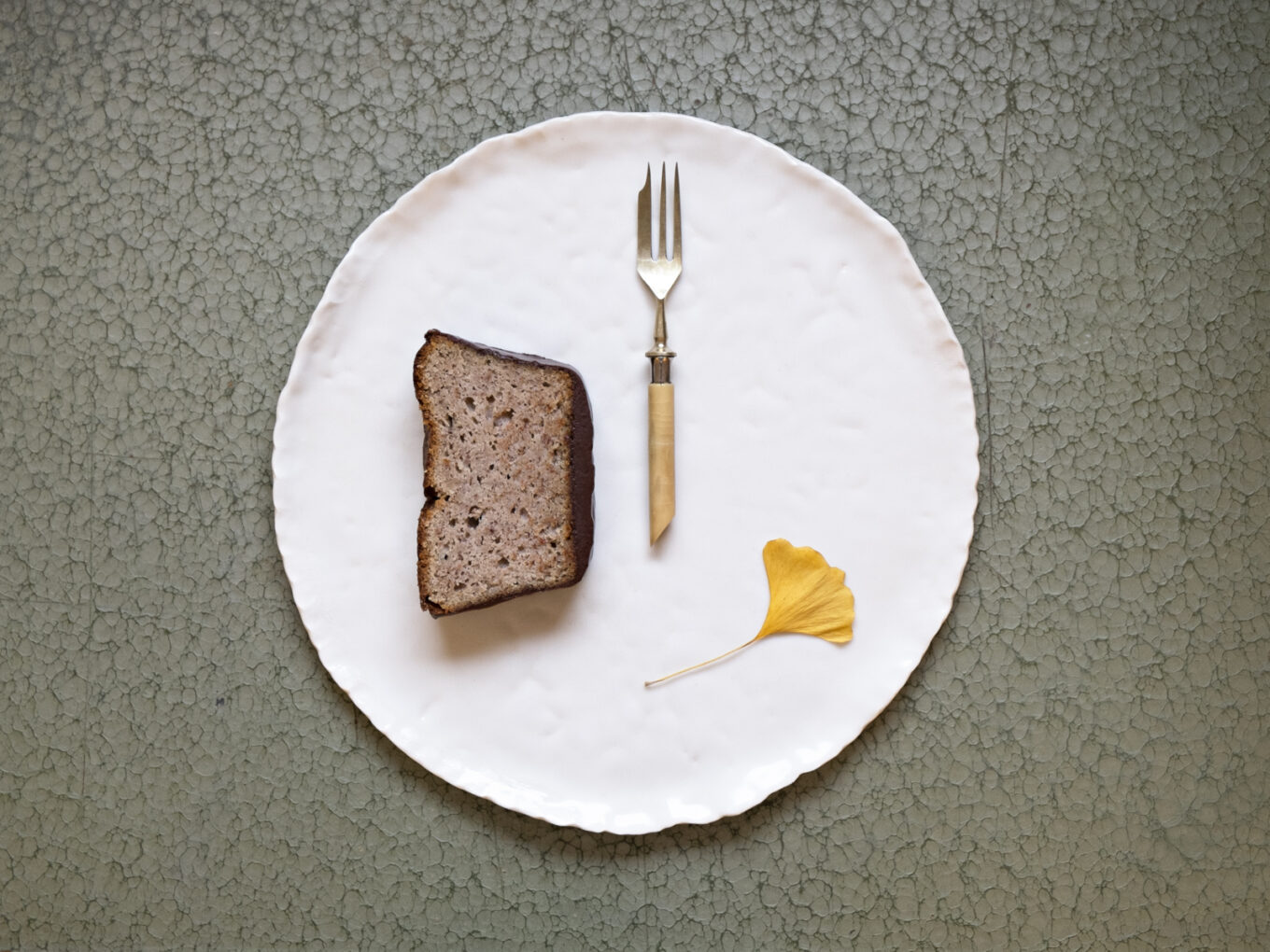 Ein Stück Kastanienkuchen auf Porzellanteller