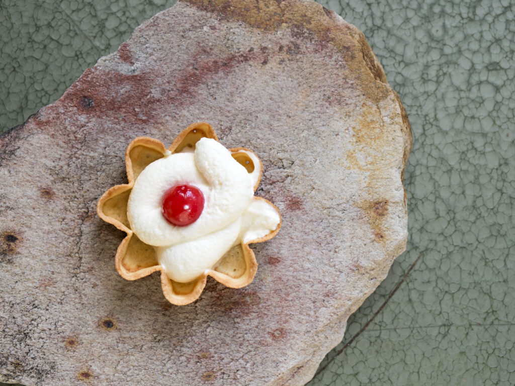 Schmalzwaffel gefüllt mit Schlagsahne und Kirsche