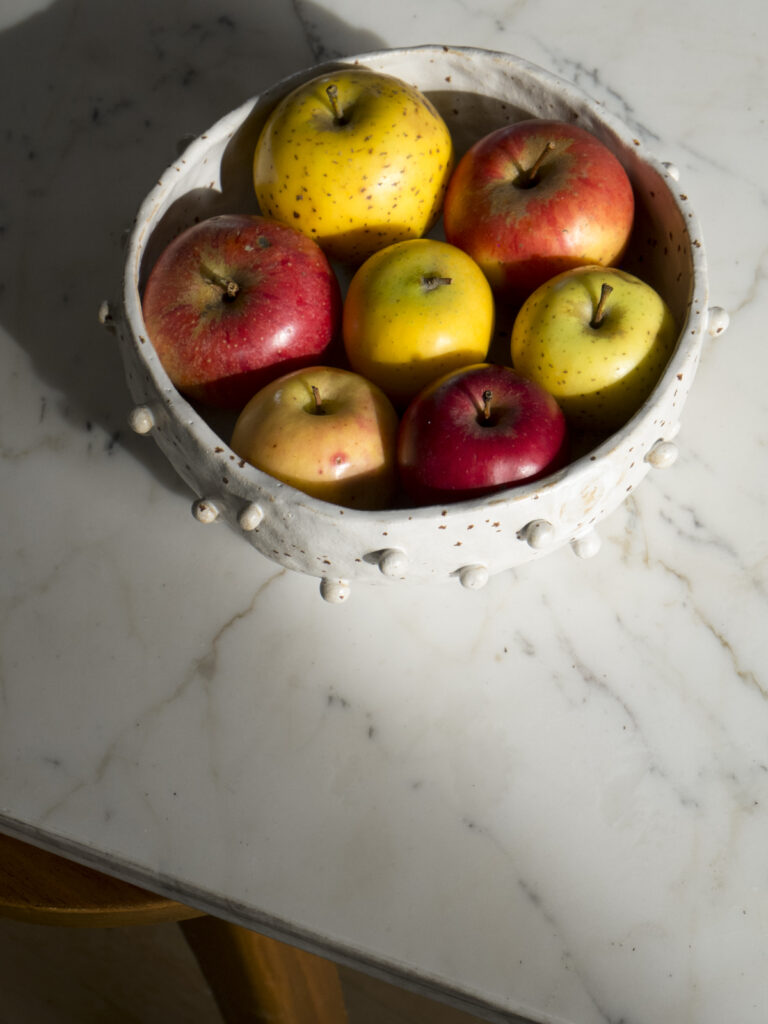 Obstschale mit vielen verschiedenen Apfelsorten